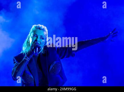 Henham Park, Suffolk, Großbritannien. Juli 2024. Die englische Sängerin und Songwriterin Alison Goldfrapp spielt live beim Latitude Festival. ernesto Rogata/Alamy Live News Stockfoto