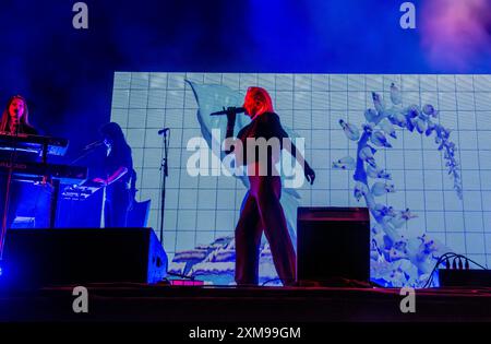 Henham Park, Suffolk, Großbritannien. Juli 2024. Die englische Sängerin und Songwriterin Alison Goldfrapp spielt live beim Latitude Festival. ernesto Rogata/Alamy Live News Stockfoto