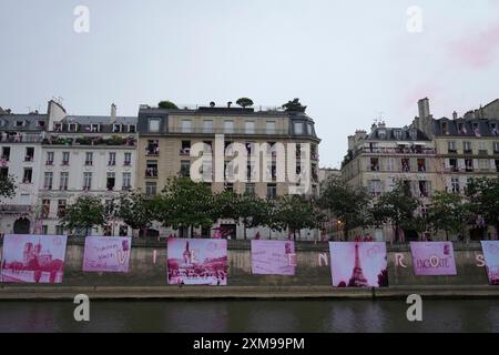 (240726) -- PARIS, 26. Juli 2024 (Xinhua) -- Menschen, die auf der seine leben, beobachten von ihren Balkonen in Paris, Frankreich, die Eröffnungszeremonie der Olympischen Sommerspiele 2024, Freitag, 26. Juli 2024. (Aijaz Rahi/AP/Pool Via Xinhua) Stockfoto