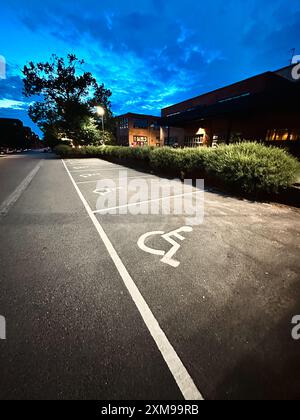 Leeren Parkplatz in einem Supermarkt mit Familie und Behinderung Parkplätze, öffentliche Parkplätze, Beschilderung Stockfoto