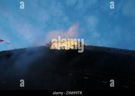 Malmesbury, England, Großbritannien. Juli 2024. Der Auftritt des Young Father beim WOMAD (World of Music, Arts and Dance) Festival beginnt im Charlton Park, Wiltshire, wo es um die globale Musik, Kunst und Kultur geht. Die Veranstaltung bietet Auftritte internationaler Künstler, Workshops, Imbissstände und vielfältige kulturelle Darbietungen, die den Teilnehmern ein lebendiges und immersives Erlebnis bieten. (Kreditbild: © Joao Daniel Pereira/ZUMA Press Wire) NUR REDAKTIONELLE VERWENDUNG! Nicht für kommerzielle ZWECKE! Stockfoto