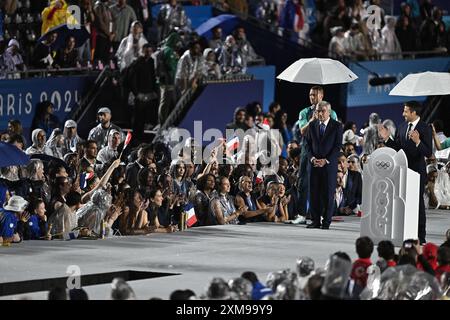 Paris, Frankreich. Juli 2024. Der Präsident des Organisationskomitees für die Olympischen und Paralympischen Spiele 2024 in Paris (Cojop) Tony Estanguet (C) hält eine Rede im Trocadero während der Eröffnungszeremonie der Olympischen Spiele 2024 in Paris am 26. Juli 2024. Foto: David Niviere/ABACAPRESS. COM Credit: Abaca Press/Alamy Live News Stockfoto