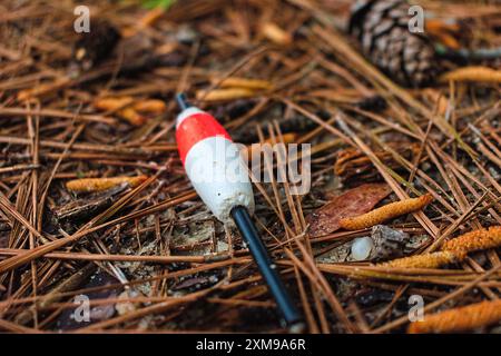 Ein orangener und weißer Fischwagen, der auf Pinestroh am Jordan Lake liegt Stockfoto