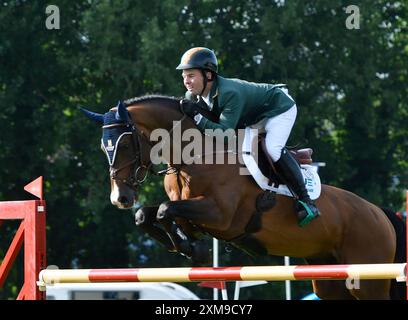 Juli 2024 Agria Royal International Horse Show. Hickstead Showground UK. Der Agria Nations Cup von Großbritannien. Quelle: Leo Mason ALAMY Live News & Sport. Cian O'Connor IRE reitet auf dem Fermoy Stockfoto