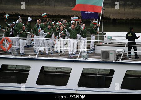 Olympische Spiele In Paris, Paris, Frankreich. Juli 2024. Eröffnungszeremonie entlang der seine, Paris: Die Vertreter Bulgariens Credit: Action Plus Sports/Alamy Live News Stockfoto