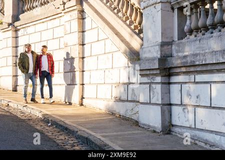 Zwei anhängliche schwule Männer, die auf der Straße laufen. Kopierbereich Stockfoto