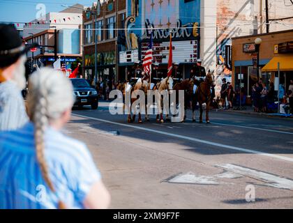 Die Zuschauer legen ihre Hände über ihre Herzen, während die U.S. Marines die Farben während der Grand Parade der Cheyenne Frontier Days in Cheyenne, Wyoming, am 25. Juli 2024 präsentieren. Die Cheyenne Frontier Days sind seit ihrer Gründung im Jahr 1897 zu einer legendären Feier der westlichen Kultur geworden und bieten eine einzigartige Mischung aus Rodeowettbewerben, Live-Unterhaltung und historischen Nachstellungen, die Besucher aus der ganzen Welt anziehen. Das diesjährige Thema der Cheyenne Frontier Days „Jahr des Cowgirls“ unterstreicht den Geist und die Stärke westlicher Frauen im Laufe der Geschichte. (Foto der U.S. Air Force von Staff Sgt. Michael A. Richm Stockfoto