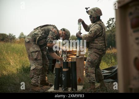 Soldaten, die der Hauptquartier- und Hauptquartierkompanie, 2. Bataillon, 135. Infanterieregiment, 2. Brigade Combat Team, 34. Infanteriedivision, Minnesota Army National Guard, zugewiesen wurden, führen während einer XCTC-Rotation am 25. Juli 2024 Mörsertraining in Camp Ripley, Minn. durch. Indirekte Feuerinfanteristen sind verantwortlich für den Betrieb und die Wartung von Mörsern, um indirekte Feuerunterstützung zu bieten, einschließlich Aufbau, Beladung, Beschuss von Mörsern und Berechnung von genauen Feuerungsdaten unter Verwendung von Feuerrichtungsanlagen und -Techniken. (Foto der Nationalgarde der US-Armee von Stockfoto