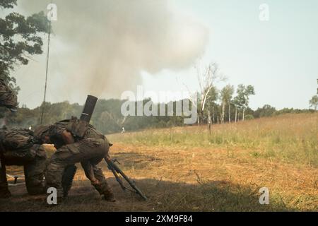 Soldaten, die der Hauptquartier- und Hauptquartierkompanie, 2. Bataillon, 135. Infanterieregiment, 2. Brigade Combat Team, 34. Infanteriedivision, Minnesota Army National Guard, zugewiesen wurden, führen während einer XCTC-Rotation am 25. Juli 2024 Mörsertraining in Camp Ripley, Minn. durch. Indirekte Feuerinfanteristen sind verantwortlich für den Betrieb und die Wartung von Mörsern, um indirekte Feuerunterstützung zu bieten, einschließlich Aufbau, Beladung, Beschuss von Mörsern und Berechnung von genauen Feuerungsdaten unter Verwendung von Feuerrichtungsanlagen und -Techniken. (Foto der Nationalgarde der US-Armee von Stockfoto