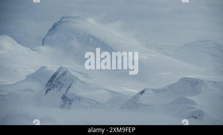 Antarktis Schöne Kunst Landschaftsfotografie. Hochwertiger Schneebedeckter Berggletscher. Snow Wisps Ruhige Natur Hintergrund Klimawandel Stockfoto