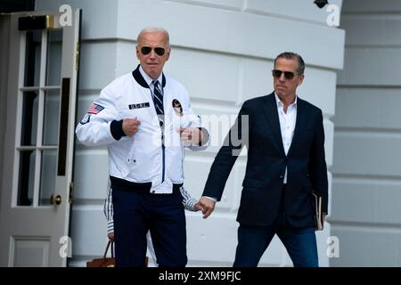 Washington, Usa. Juli 2024. Präsident Joe Biden zeigt seine Team USA-Jacke, während Hunter Biden am Freitag, den 26. Juli 2024, das Weiße Haus verlässt, um an Bord der Marine One zu gehen, die auf dem Weg zum Camp David in Washington DC ist. Die Olympischen Spiele 2024 in Paris finden vom 26. Juli bis 11. August statt. Foto: Bonnie Cash/UPI Credit: UPI/Alamy Live News Stockfoto