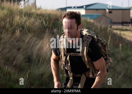 Ein Soldat mit der 10th Special Forces Group (Airborne) joggt in Richtung der Ziellinie eines 5 Meilen langen ruckmarsches mit einem 5,5 Pfund schweren Rucksack als Teil des 10th SFG(A) fittest Original Events in Fort Carson, Coll., 16. Juli 2024. Nach dem ruckmarsch absolvierte der Soldier einarmige Teufelspressen, Schlittenziehen, Schlittenschieben, türkische Aufsteige und einen Sprint. Das fitteste Original-Event ist Teil der Organisationswoche der Einheit und bringt Soldaten in verschiedenen körperlich anstrengenden Übungen über ihre Grenzen hinaus. (Foto der US-Armee von Sgt. David Cordova) Stockfoto