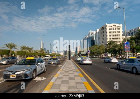 Straßenblick auf die Corniche Road mit Stadtbild von Abu Dahbi, Vereinigte Arabische Emirate. Stockfoto