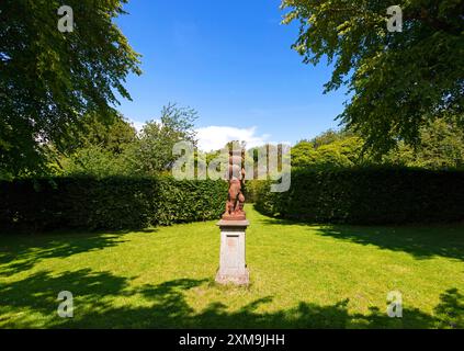 Eine Skulptur in den Winkeln, eine Reihe von Winkeln in den Kilruddery House Gardens in der Nähe von Bray im County Wicklow, Irland Stockfoto