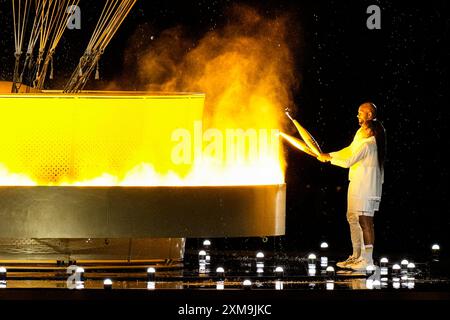 Paris, Frankreich. Juli 2024. Die französischen Athleten Marie-Jose Perec und Teddy Riner entzünden die olympische Flamme während der Eröffnungszeremonie der Olympischen Spiele 2024 in Paris am Freitag, den 26. Juli 2024. Mehr als 10.000 Athleten aus 206 Ländern werden an den Olympischen Sommerspielen teilnehmen, die vom 26. Juli bis 11. August stattfinden. Foto: Paul Hanna/UPI Credit: UPI/Alamy Live News Stockfoto