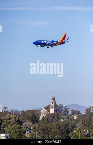 San Diego, KALIFORNIEN - 22. Juli 2024: Flug der südwestlichen Fluggesellschaften über Balboa Park Stockfoto