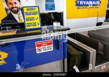 Check-in und Gepäckabgabe am Ryanair Check-in-Schalter am Flughafen London Stansted. Der London Stansted Airport ist ein internationaler Flughafen, der etwa 30 Meilen nördlich von Central London liegt. Es ist einer der großen Flughäfen, die London ansteuern. Stockfoto