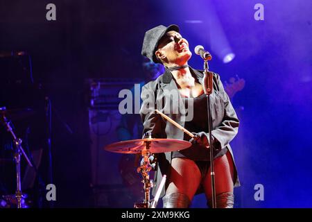 London, Großbritannien. Freitag, 26. Juli 2024. Grace Jones tritt beim South Facing Festival auf, das im Crystal Palace Bowl stattfindet. Quelle: Katie Collins/EMPICS/Alamy Live News Stockfoto