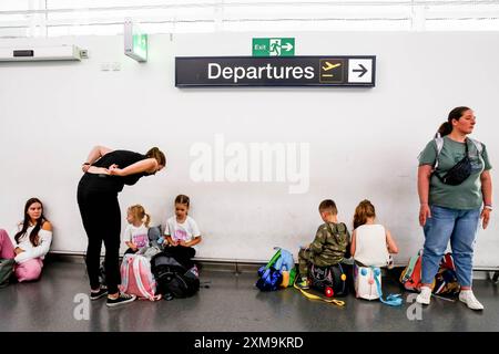 London, Großbritannien. Juli 2024. Reisende warten am Flughafen London Stansted auf das Flugzeug. Der London Stansted Airport ist ein internationaler Flughafen, der etwa 30 Meilen nördlich von Central London liegt. Es ist einer der großen Flughäfen, die London ansteuern. (Credit Image: © Dominika Zarzycka/SOPA images via ZUMA Press Wire) NUR REDAKTIONELLE VERWENDUNG! Nicht für kommerzielle ZWECKE! Stockfoto