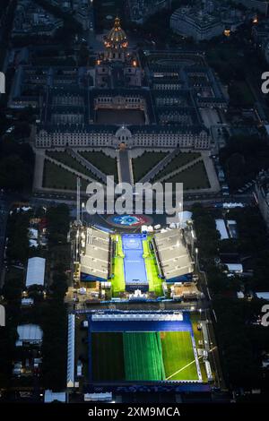 (240726) -- PARIS, 26. Juli 2024 (Xinhua) -- Ein Foto, das am 26. Juli 2024 aus einem Hubschrauber aufgenommen wurde, zeigt eine Luftaufnahme des Invaliden mit seinem Olympischen Austragungsort während der Eröffnungszeremonie der Olympischen Spiele 2024 in Paris. (Lionel Bonaventure/AFP/Pool Via Xinhua) Stockfoto