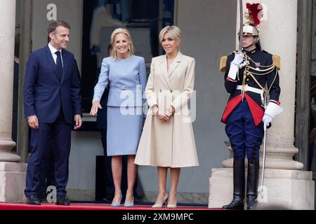 Paris, Frankreich. Juli 2024. Der französische Präsident Emmanuel Macron und seine Frau Brigitte Macron begrüßen die US-First Lady Jill Biden anlässlich der Eröffnung der Olympischen Spiele am 26. Juli 2024 im Elysee-Präsidentenpalast in Paris. Quelle: Bernard Menigault/Alamy Live News Stockfoto