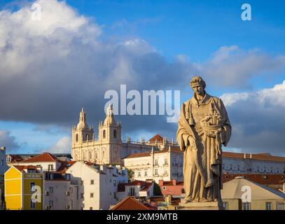 Alfama-Viertel, Statue von Sao Vicente und die Kirche von Sao Vicente de Fora. Lissabon ist Portugals hügelige Küstenhauptstadt. Aus dem imposanten São Stockfoto