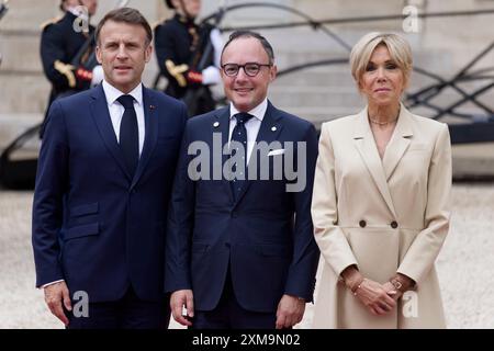 Paris, Frankreich. Juli 2024. Der französische Präsident Emmanuel Macron und seine Frau Brigitte Macron begrüßen den Regierungschef des Fürstentums Andorra Xavier Espot Zamora anlässlich der Eröffnung der Olympischen Spiele in Paris am 26. Juli 2024 im Elysee-Präsidentenpalast in Paris. Quelle: Bernard Menigault/Alamy Live News Stockfoto