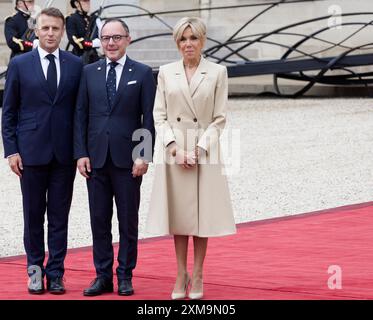 Paris, Frankreich. Juli 2024. Der französische Präsident Emmanuel Macron und seine Frau Brigitte Macron begrüßen den Regierungschef des Fürstentums Andorra Xavier Espot Zamora anlässlich der Eröffnung der Olympischen Spiele in Paris am 26. Juli 2024 im Elysee-Präsidentenpalast in Paris. Quelle: Bernard Menigault/Alamy Live News Stockfoto