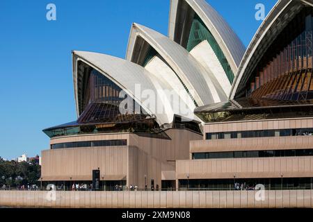 Sydney Opera House aus nächster Nähe des Opernhauses vom Hafen von Sydney mit architektonischen Details, Sydney, NSW, Australien Stockfoto