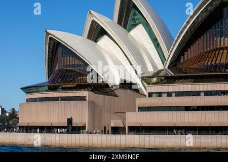 Sydney Opera House aus nächster Nähe des Opernhauses vom Hafen von Sydney mit architektonischen Details, Sydney, NSW, Australien Stockfoto