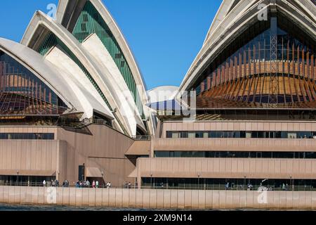 Sydney Opera House aus nächster Nähe des Opernhauses vom Hafen von Sydney mit architektonischen Details, Sydney, NSW, Australien Stockfoto