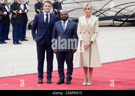 Paris, Frankreich. Juli 2024. Der französische Präsident Emmanuel Macron und seine Frau Brigitte Macron begrüßen den Präsidenten des Präsidialübergangsrates der Republik Haiti Smith Augustin anlässlich der Eröffnung der Olympischen Spiele in Paris am 26. Juli 2024 im Elysee-Präsidentenpalast in Paris. Quelle: Bernard Menigault/Alamy Live News Stockfoto