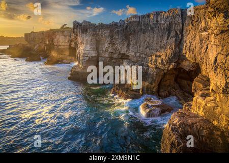 Boca do Inferno (Portugiesisch für Hell's Mouth) ist ein Abgrund in den Klippen am Meer in der Nähe der portugiesischen Stadt Cascais. Stockfoto