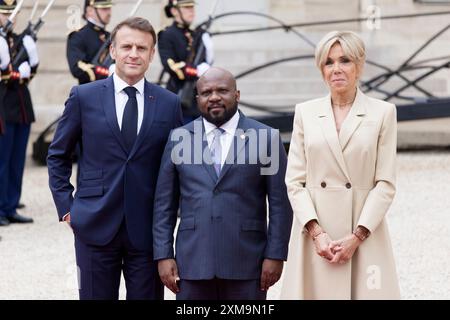 Paris, Frankreich. Juli 2024. Der französische Präsident Emmanuel Macron und seine Frau Brigitte Macron begrüßen den Präsidenten des Präsidialübergangsrates der Republik Haiti Smith Augustin anlässlich der Eröffnung der Olympischen Spiele in Paris am 26. Juli 2024 im Elysee-Präsidentenpalast in Paris. Quelle: Bernard Menigault/Alamy Live News Stockfoto