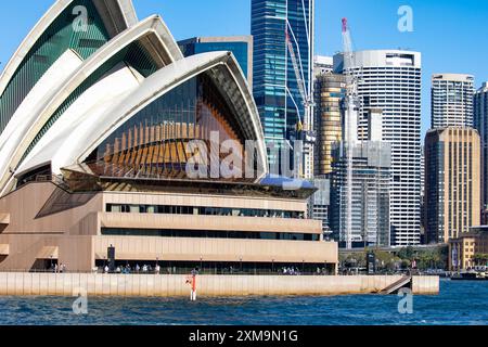 Sydney Opera House Nahaufnahme und Bürohochhäuser in Circular Quay, Sydney, NSW, Australien Stockfoto