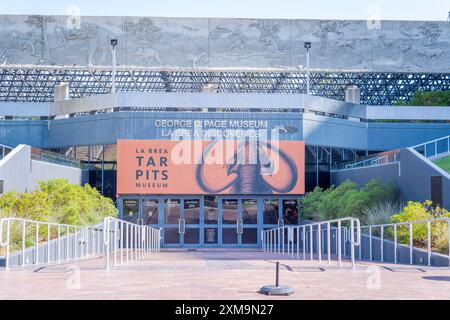 Los Angeles, CA, USA: 26. Juli 2024: Außenansicht des La Brea Tar Pits and Museum in Los Angeles, CA. Stockfoto