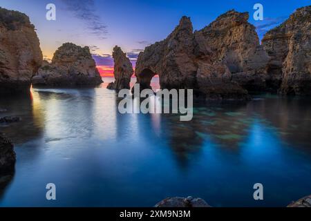 Ponta da Piedade ist eine Landzunge mit einer Gruppe von Felsformationen entlang der Küste der Stadt Lagos in der portugiesischen Region der Algarve. Stockfoto