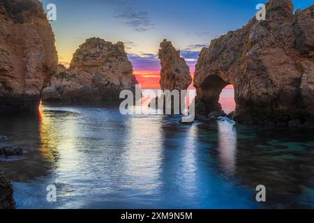 Ponta da Piedade ist eine Landzunge mit einer Gruppe von Felsformationen entlang der Küste der Stadt Lagos in der portugiesischen Region der Algarve. Stockfoto