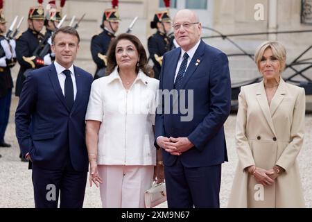 Paris, Frankreich. Juli 2024. Der französische Präsident Emmanuel Macron und seine Frau Brigitte Macron begrüßen den Präsidenten des Libanon-Ministerrates Najib Mikati und seine Frau May Doumani anlässlich der Eröffnung der Olympischen Spiele in Paris am 26. Juli 2024 im Elysee-Präsidentenpalast in Paris. Quelle: Bernard Menigault/Alamy Live News Stockfoto