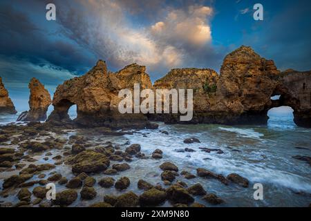 Ponta da Piedade ist eine Landzunge mit einer Gruppe von Felsformationen entlang der Küste der Stadt Lagos in der portugiesischen Region der Algarve. Stockfoto