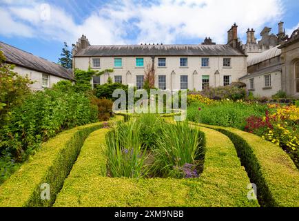 Auf der einen Seite der Orangerie in einem kleinen Innenhof, das kleine Parterre aus fließenden Kastenhecken von Kilruddery House bei Bray im County Wicklow, Irland. Stockfoto