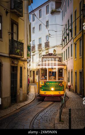 Lissabon ist Portugals hügelige Küstenhauptstadt. Stockfoto