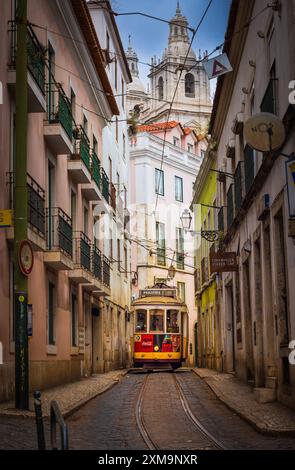 Lissabon ist Portugals hügelige Küstenhauptstadt. Stockfoto