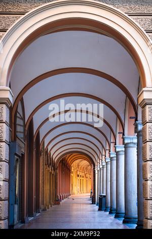 Bologna ist die Hauptstadt und größte Stadt der Region Emilia-Romagna in Norditalien. Es ist bekannt als die fette Stadt für seine reiche Küche, und die rote Stockfoto