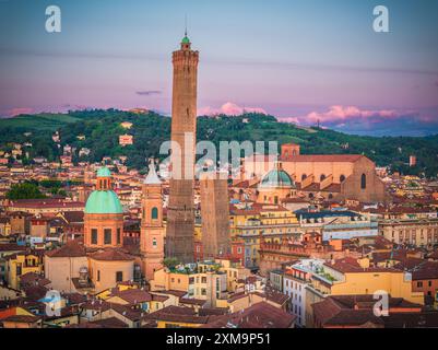 Die Türme von Bologna sind eine Gruppe mittelalterlicher Bauwerke in Bologna, Italien. Stockfoto