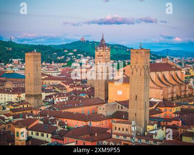 Die Türme von Bologna sind eine Gruppe mittelalterlicher Bauwerke in Bologna, Italien. Stockfoto