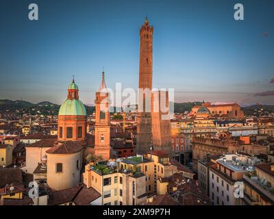 Die Türme von Bologna sind eine Gruppe mittelalterlicher Bauwerke in Bologna, Italien. Stockfoto