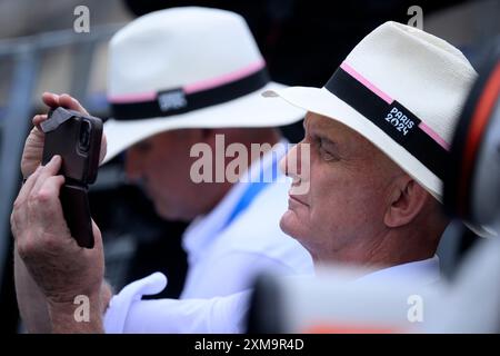 Paris, Frankreich. Juli 2024. Zwei Männer nehmen an der Zeremonie der Olympischen Spiele 2024 in Trocadero in Paris (Frankreich) am 26. Juli 2024 Teil. Quelle: Insidefoto di andrea staccioli/Alamy Live News Stockfoto