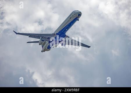 Delta Connection 15146 : Ein Delta Connection (DL) Bombardier CRJ-900 nähert sich dem New Yorker Flughafen LaGuardia an und landet auf der Start- und Landebahn 4. Stockfoto