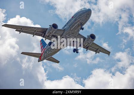 American N804AW : ein American Airlines Airbus A319 nähert sich dem New Yorker Flughafen LaGuardia an und landet auf der Landebahn 4. Stockfoto